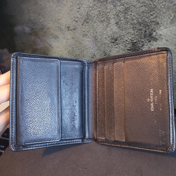 Authentic Louis Vuitton Taiga wallet - Picture 4 of 8